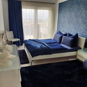 1 slaapkamer, een strijkplank/strijkijzer, wifi