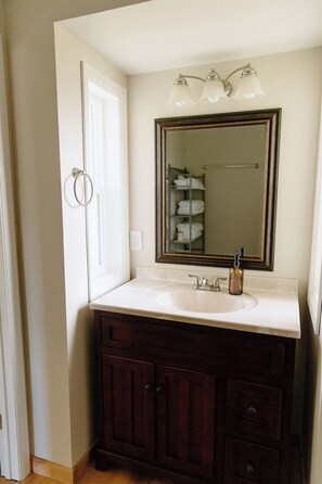 Secadora de cabello, toallas, jabón, papel de baño 