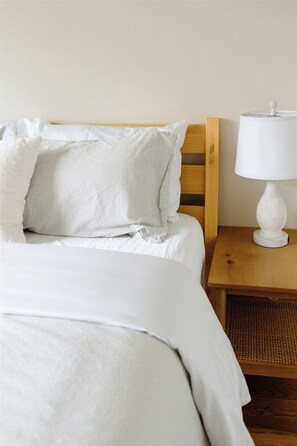 3 habitaciones, tabla de planchar con plancha, wifi y ropa de cama 