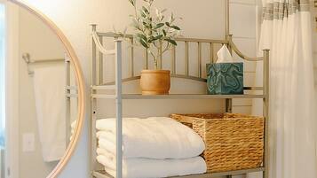 SĂšche-cheveux, serviettes fournies, savon, papier toilette