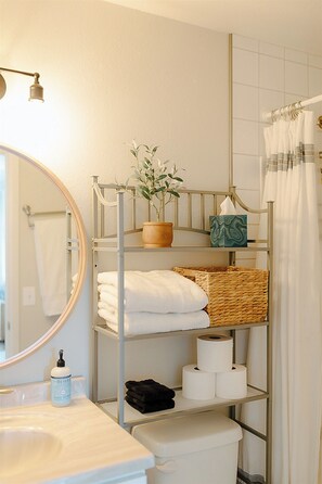 Sèche-cheveux, serviettes fournies, savon, papier toilette