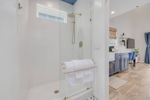 淋浴設備、風筒、提供毛巾、番梘