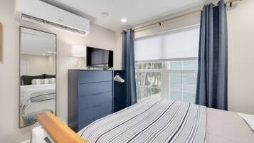 Desk, WiFi, bed sheets