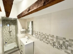 Shower, hair dryer, towels, soap - Apartment for groups and families in SOL (Centro) (Madrid)