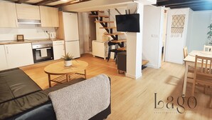 Un appartement moderne comprenant une cuisine, un coin repas et un salon.