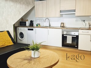 ثلاجة، ميكروويف، فرن، موقد طهي مسطح