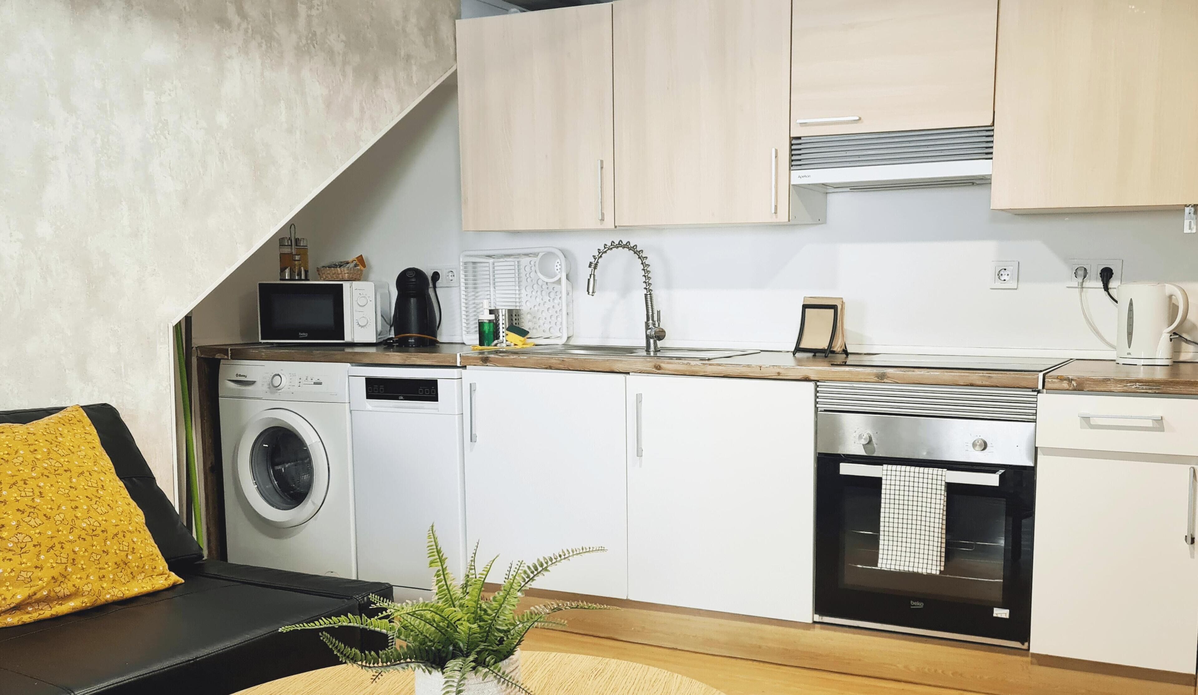 Een koelkast, een magnetron, een oven, een kookplaat