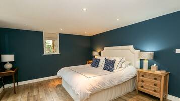 4 室のベッドルーム、デスク、アイロン / アイロン台、WiFi