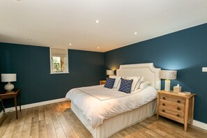 4 bedrooms, desk, iron/ironing board, WiFi