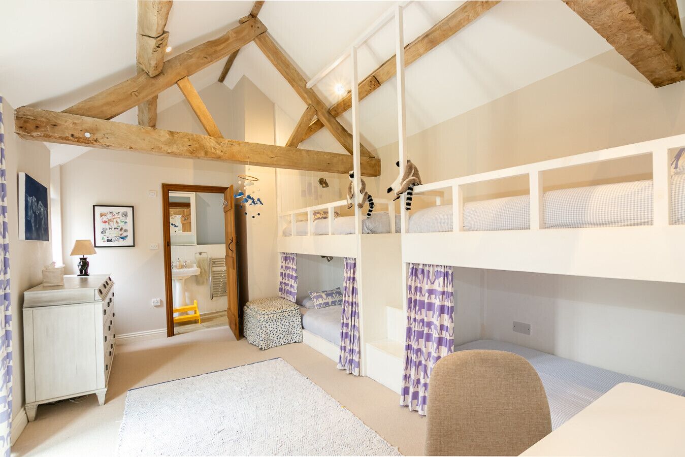 4 slaapkamers, een bureau, een strijkplank/strijkijzer, wifi