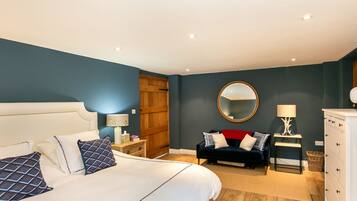 4 bedrooms, desk, iron/ironing board, WiFi