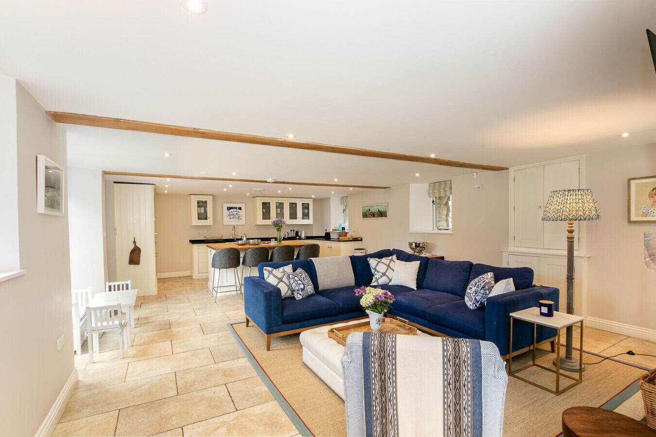 Een televisie, een open haard en boeken