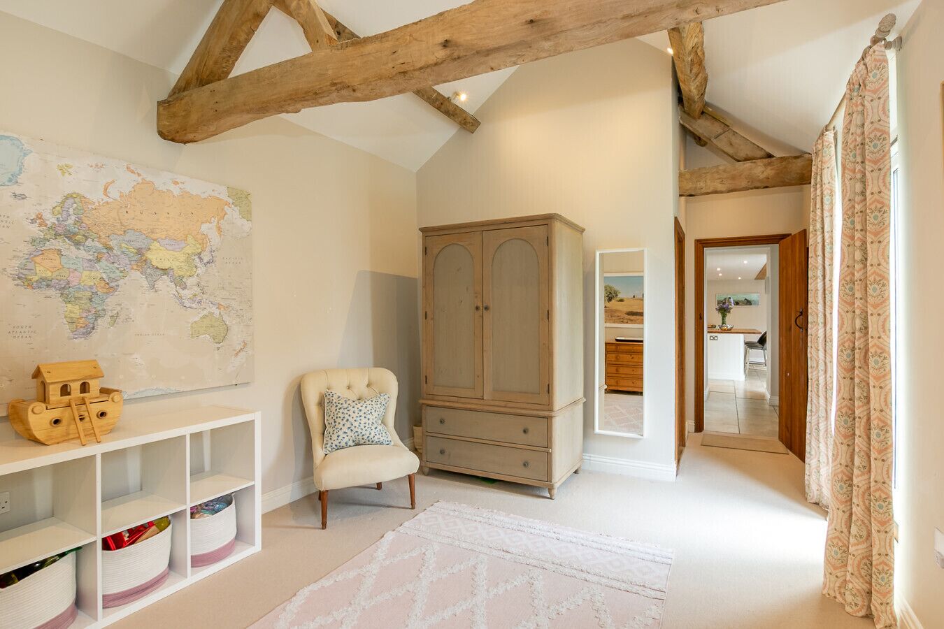 4 slaapkamers, een bureau, een strijkplank/strijkijzer, wifi