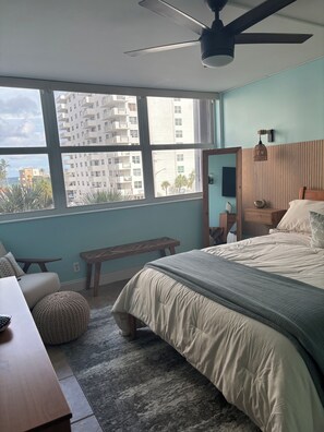 1 bedroom, desk, WiFi, bed sheets - Beach Front Bliss in Hollywood (Hollywood)