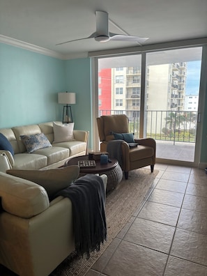 Smart TV - Beach Front Bliss in Hollywood (Hollywood)