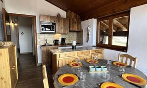 Fridge, microwave, dishwasher, coffee/tea maker - Apartment in Notre-dame Near Ski Lifts (Notre-Dame-de-Bellecombe)