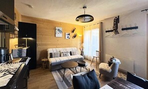 Living area - Apartment in Le Melezet With Mountain Views (Les Orres)