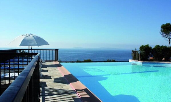 Outdoor pool, a heated pool - Apartment in Pramousquier With Beach Access (Le Lavandou)