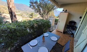 Outdoor dining - Apartment in Pramousquier With Beach Access (Le Lavandou)