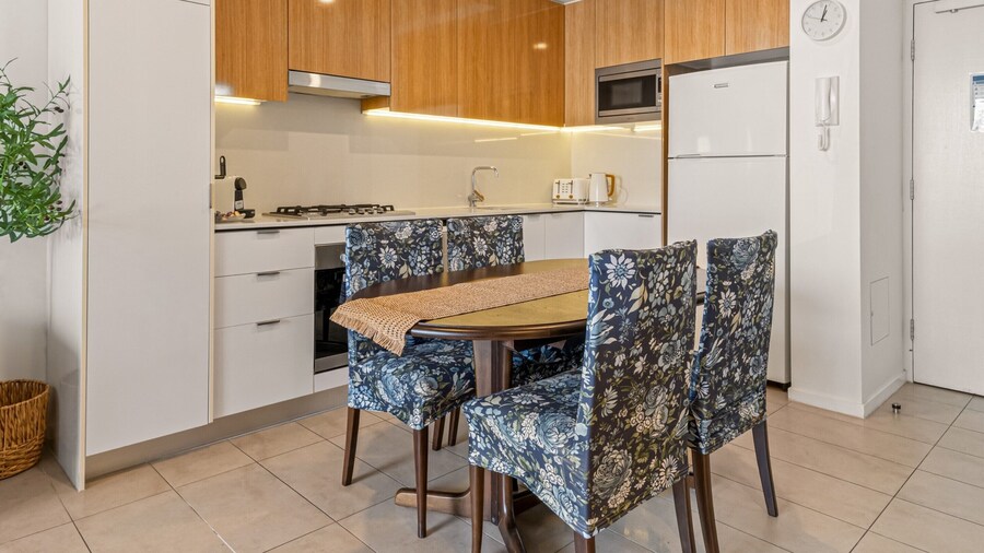 Stylish Apartment With Rooftop, BBQ & Spa Access