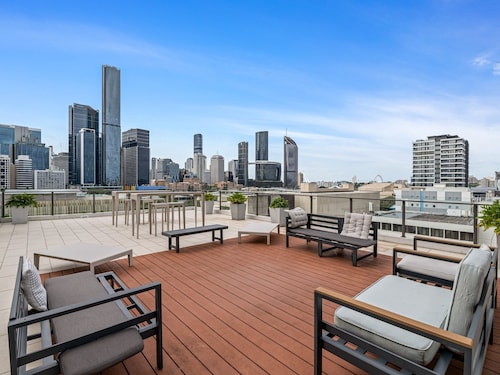 Stylish Apartment With Rooftop, BBQ & Spa Access