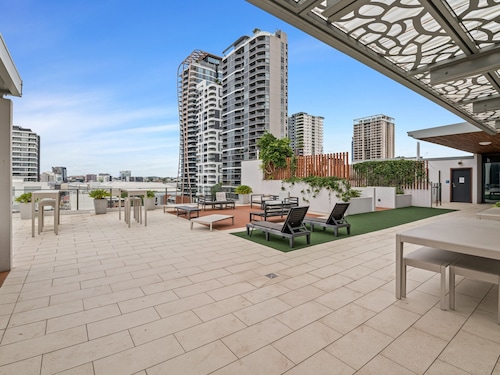 Stylish Apartment With Rooftop, BBQ & Spa Access