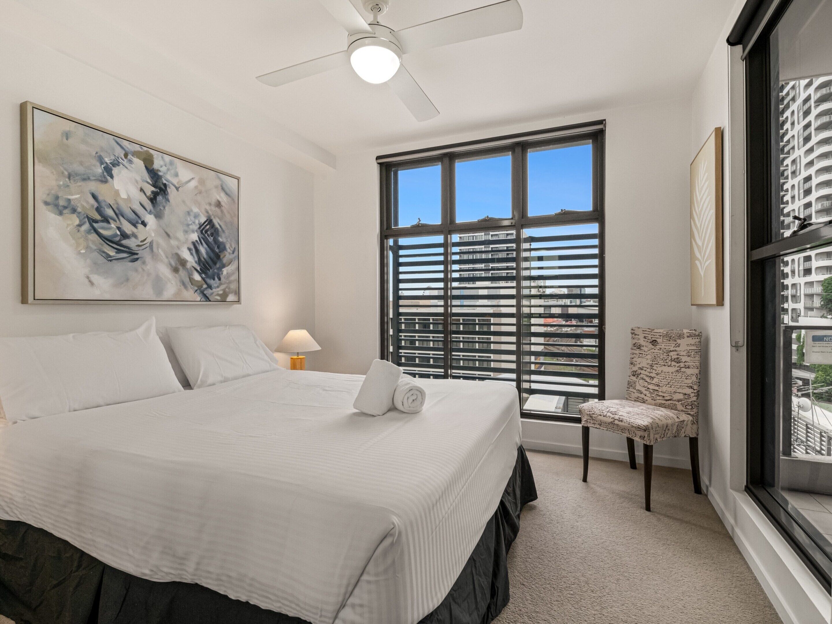 2 عدّة غرف نوم ومكواة/لوح كي وملاءات أسرّة