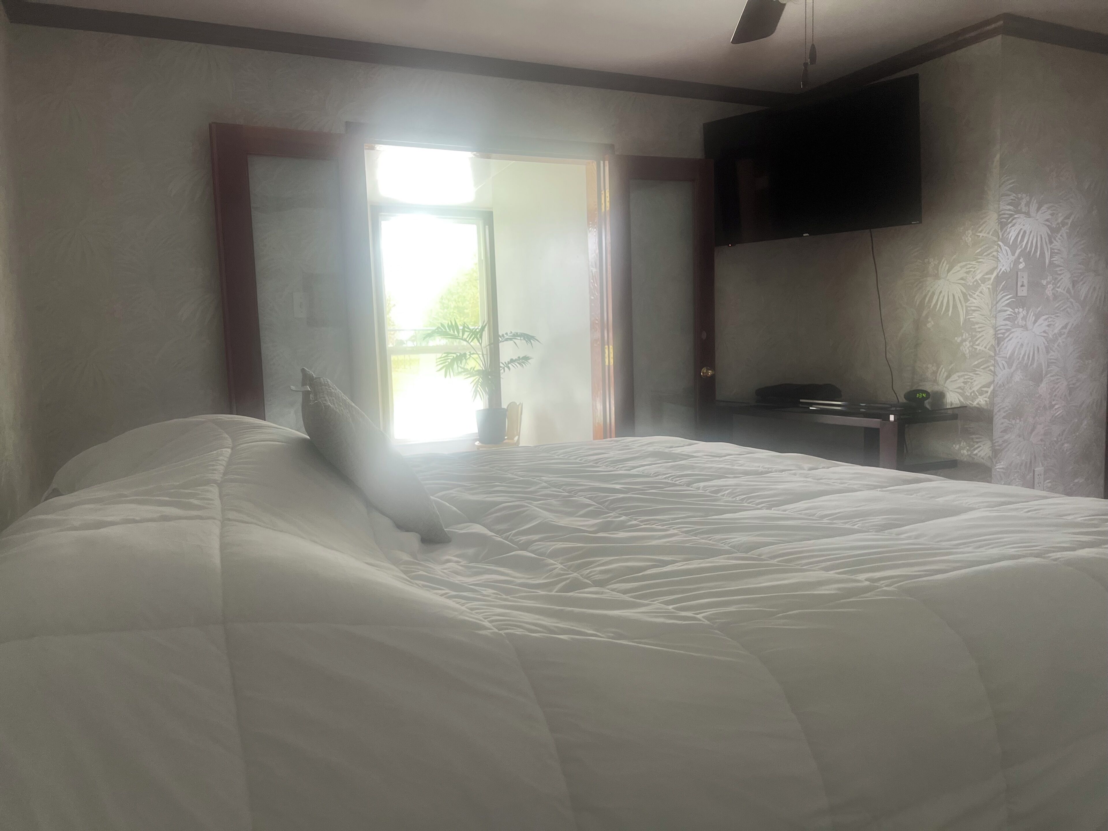 4 bedrooms, iron/ironing board, WiFi, bed sheets