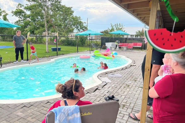 Una piscina al aire libre