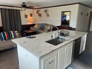 Smart TV - 5 Star First Class Home in Cut Off LA. Will not be disappointed very comfortable (Cut Off)