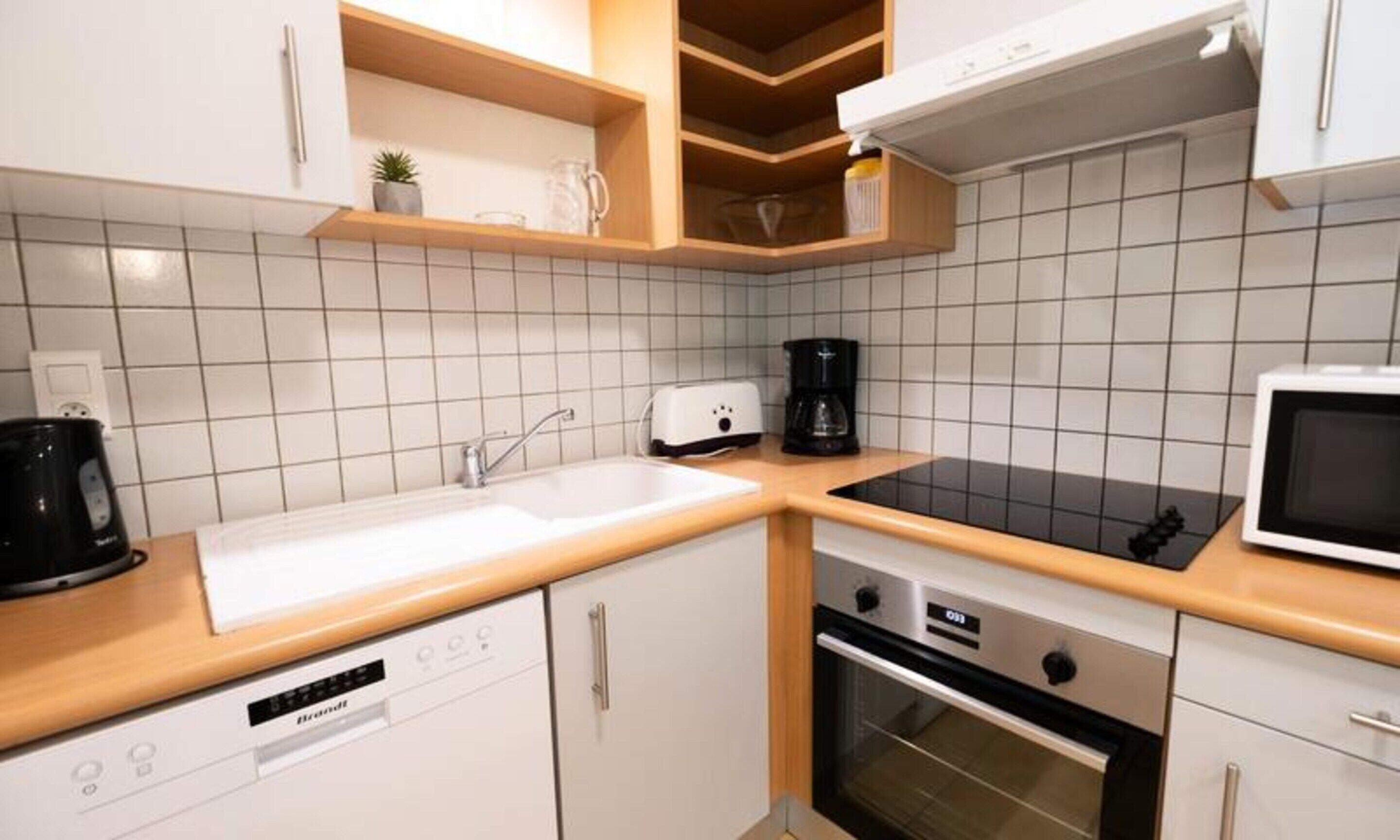 Tủ lạnh, lò nướng, máy rửa bát, dụng cụ nấu nướng/bát dĩa/dao nĩa 