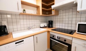 Tủ lạnh, lò nướng, máy rửa bát, dụng cụ nấu nướng/bát dĩa/dao nĩa 