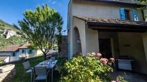 Outdoor dining - Cottage in Gorges du Tarn With Pool (Massegros Causses Gorges)