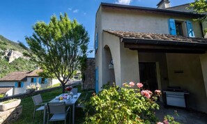 Outdoor dining - Gite de France for 4 People (Massegros Causses Gorges)