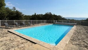 Outdoor pool - Farmhouse in Gordes With Pool & Views (Gordes)