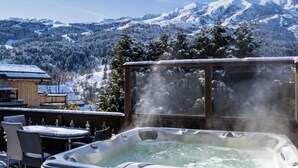 Outdoor spa tub - Apartment in Meribel With Jacuzzi & Sauna (Les Allues)