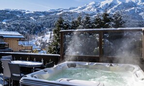 Outdoor spa tub - Apartment in Meribel With Jacuzzi & Sauna (Les Allues)