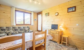Living area - On the Upper Floor With a Beautiful Unobstructed View of the Mountains (Aussois)