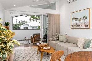 TV, books - Loft On The Lane- Central Byron (Byron)