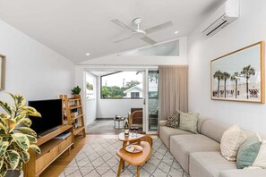 TV, books - Loft On The Lane- Central Byron (Byron)