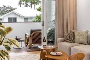 TV, books - Loft On The Lane- Central Byron (Byron)