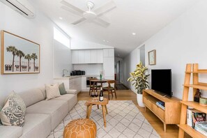 TV, books - Loft On The Lane- Central Byron (Byron)