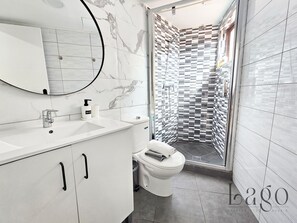 Een douche, een haardroger, handdoeken, zeep