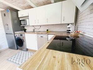 Réfrigérateur, micro-ondes, four, plaque de cuisson