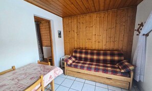 Living area - 3-room Apartment for 4/5 People, South-east Facing (Valloire)