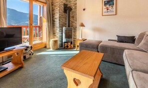 Fireplace - Apartment in Le Plateau Near Ski Slopes (Les Allues)
