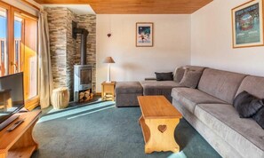 Fireplace - Apartment in Le Plateau Near Ski Slopes (Les Allues)