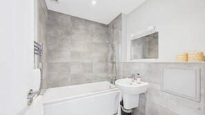Shower, hair dryer, towels, shampoo - Union Road Coastal Calm Meets Conscious Living (Cowes)