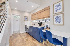 Fridge, microwave, stovetop, dishwasher - Downtown Dunedin Tiny Home + Pool | Shelly (Dunedin)