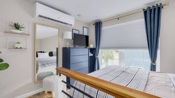 Desk, WiFi, bed sheets